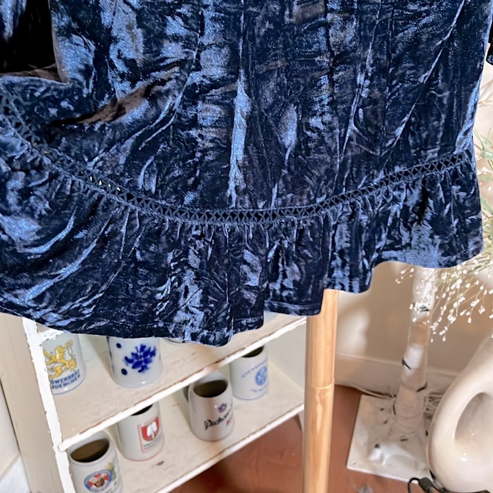 💙Studio JPR Royal navy blue velvet top. Peplum hem, bell sleeves, lace trim. EUC - Picture 4 of 6